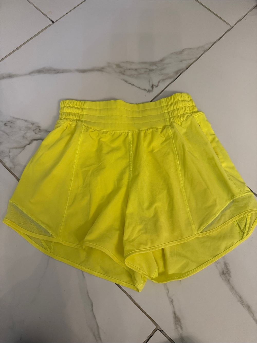💛 Lululemon Women’s Neon Yellow 4" Hot Totty Shorts